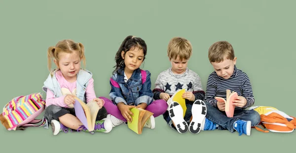 Kinderen zitten op de vloer met boeken — Stockfoto