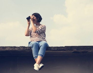 Dürbün gökyüzüne görünümlü kadın