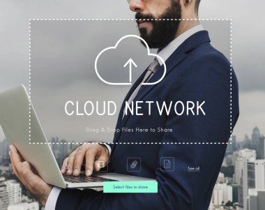Dizüstü bilgisayar kullanan iş adamı