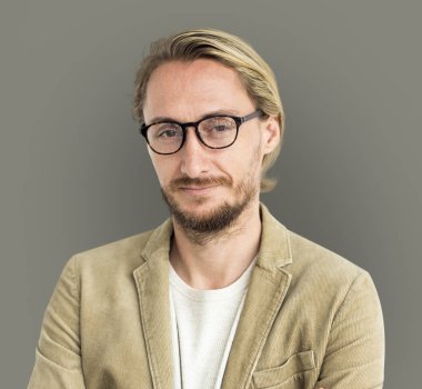 sakallı adam gülümsüyor