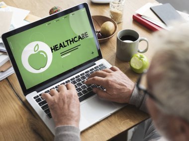 Erkek el dizüstü bilgisayarda yazarak