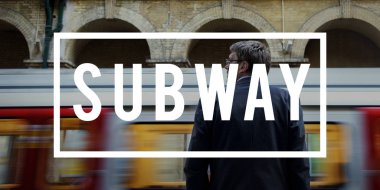 Metroda ayakta işadamı