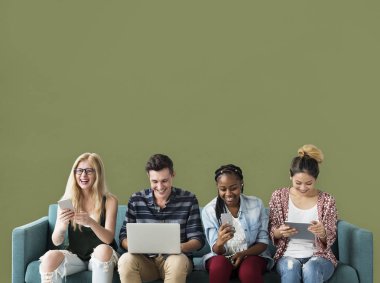 Dijital cihazlar kullanan öğrenciler