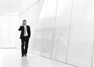 Beyaz işadamı konuşmayı cep