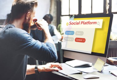 İşyerinde kahve içme adam