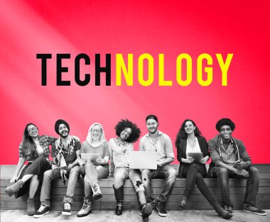 Dijital aygıtlar kullanan insanlar