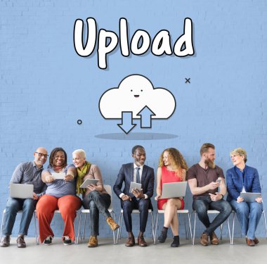 Dijital aygıtlar kullanan insanlar 