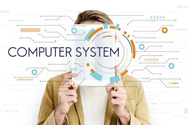 Dijital tablet kapsayan yüz tutan adam 