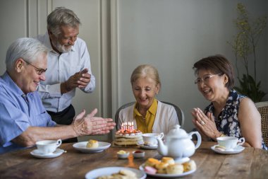 Üst düzey ve kadın ile arkadaş doğum günü pastası