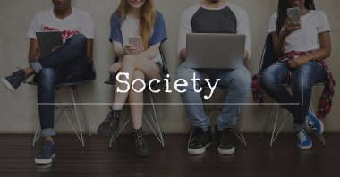 Arkadaşlar dijital cihazlar kullanarak