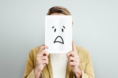 Dijital tablet kapsayan yüz tutan adam 