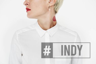 Beyaz gömlekli genç kadın