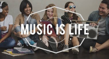 çok ırklı arkadaş birlikte eğleniyor