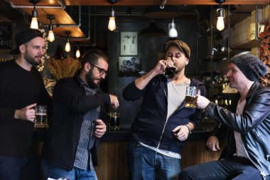 Arkadaşlar zanaat bira içmek
