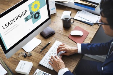 bilgisayarla çalışma iş adamı