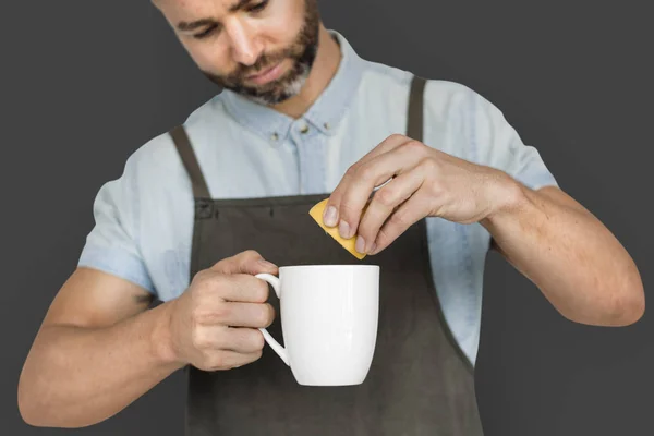 Barista putting lemon into cup — Stock Photo, Image