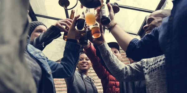 As pessoas saúdam com cerveja — Fotografia de Stock