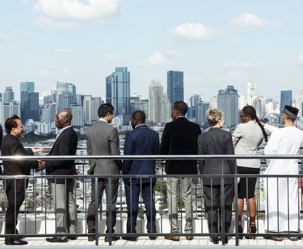 Geschäftsleute stehen auf dem Dach — Stockfoto