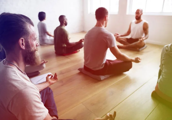 Люди зосереджені на медитації — стокове фото