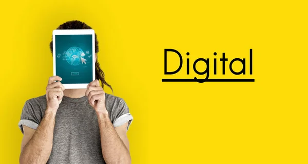 Hombre celebración de la tableta digital que cubre la cara — Foto de Stock