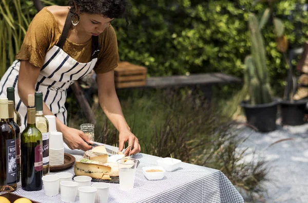 Donne che espongono vino e formaggio — Foto Stock