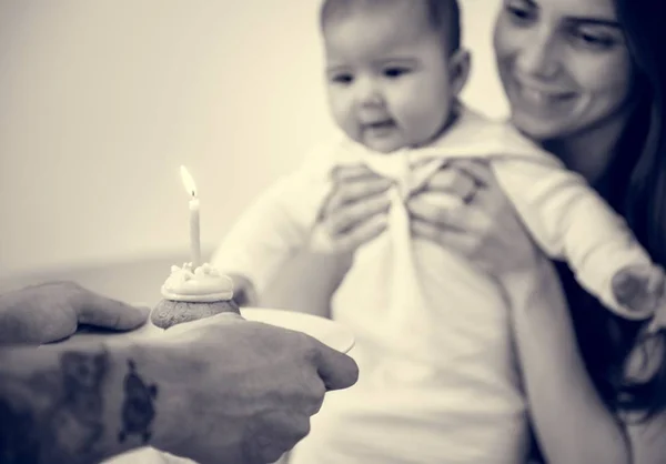 Genitori che festeggiano il compleanno del bambino — Foto Stock