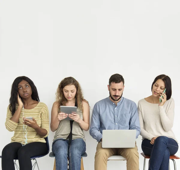 Menschen, die digitale Geräte nutzen — Stockfoto