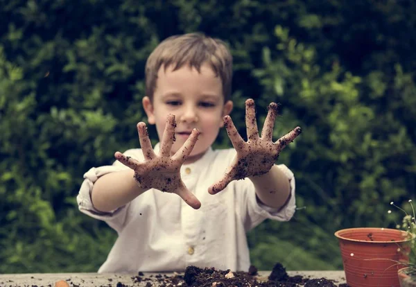 Menino brincando com o solo — Fotografia de Stock