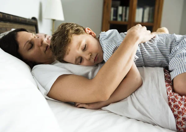 Niño con padres durmiendo en el dormitorio — Foto de Stock