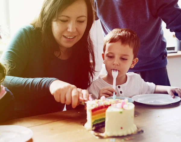 Familie eten cake van de kindverjaardag — Stockfoto
