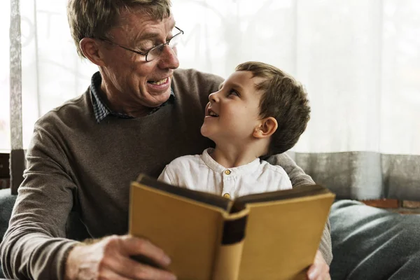 Abuelo y nieto leyendo libro —  Fotos de Stock