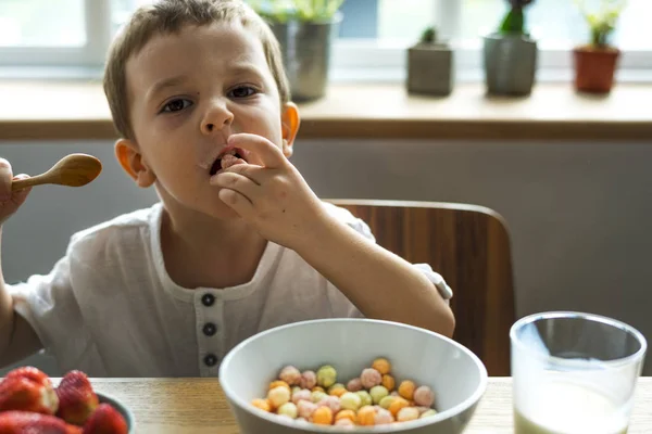 Niño pequeño con tazón de cereal —  Fotos de Stock