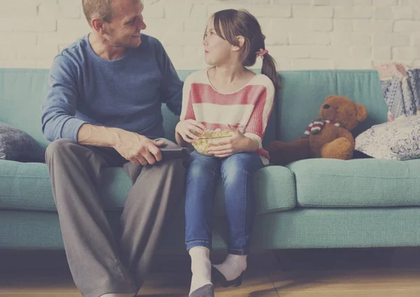 Far och dotter avkopplande på soffa — Stockfoto