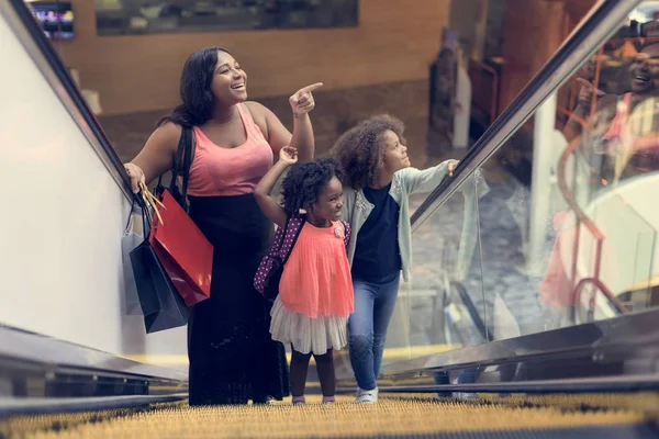 Famille dans le grand centre commercial — Photo