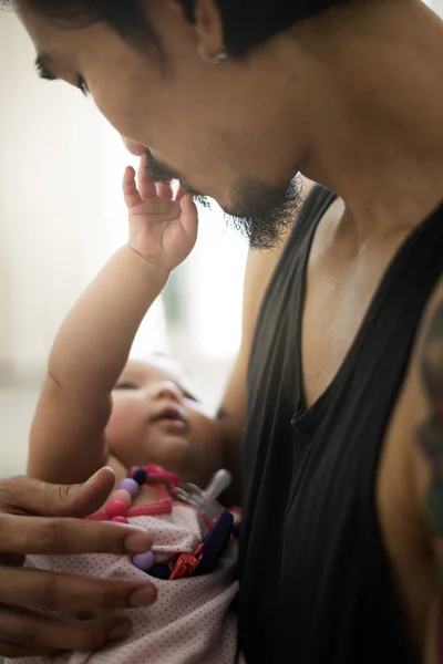 Отец целует новорожденного ребенка — стоковое фото