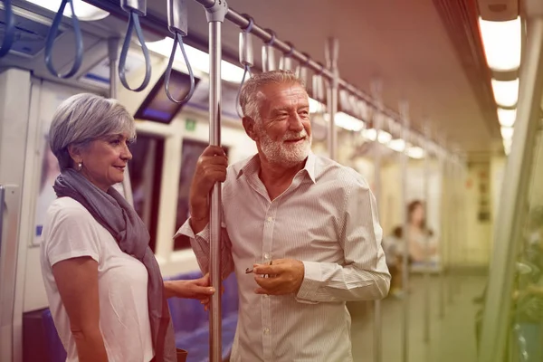 Seniorenpaar in U-Bahn — Stockfoto