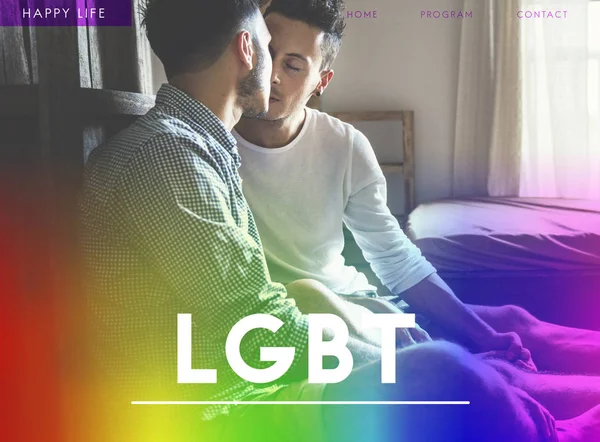 Молодая гомосексуальная пара целуется — стоковое фото