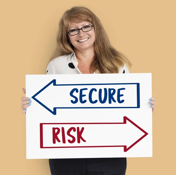 Frau mit Plakat — Stockfoto