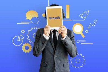 Dijital tablet ile yüz kapsayan iş adamı