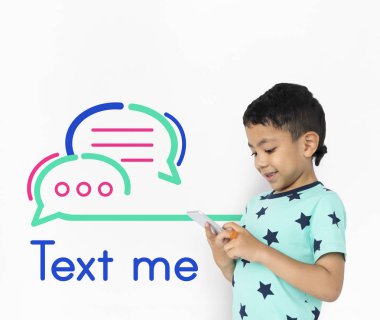 Cep telefonu kullanan çocuk   