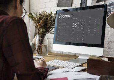 Atölyede çalışan tasarımcı