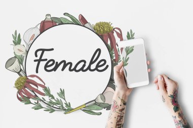 Akıllı telefon kullanan dövmeli kişi.