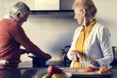 Son sınıf çifti birlikte yemek yapıyor.