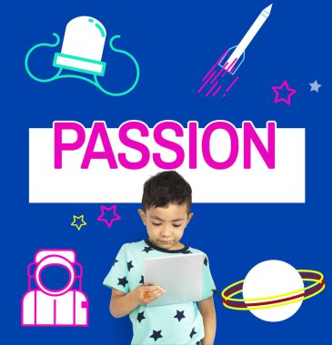 Dijital tablet kullanan çocuk  