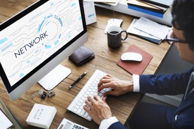 bilgisayarla çalışma iş adamı