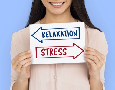 genç bir kadın tutarak kart.