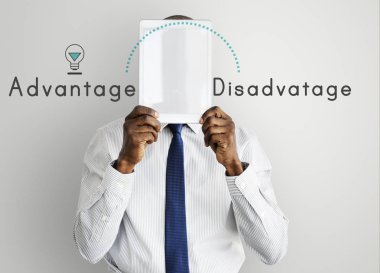 Dijital tablet ile yüz kapsayan iş adamı