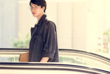 yürüyen merdiven üzerinde yürüme Asya erkek öğrenci