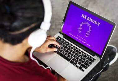 dizüstü bilgisayarda klavyede yazan adam