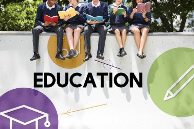 Öğrenciler kitap okuyor